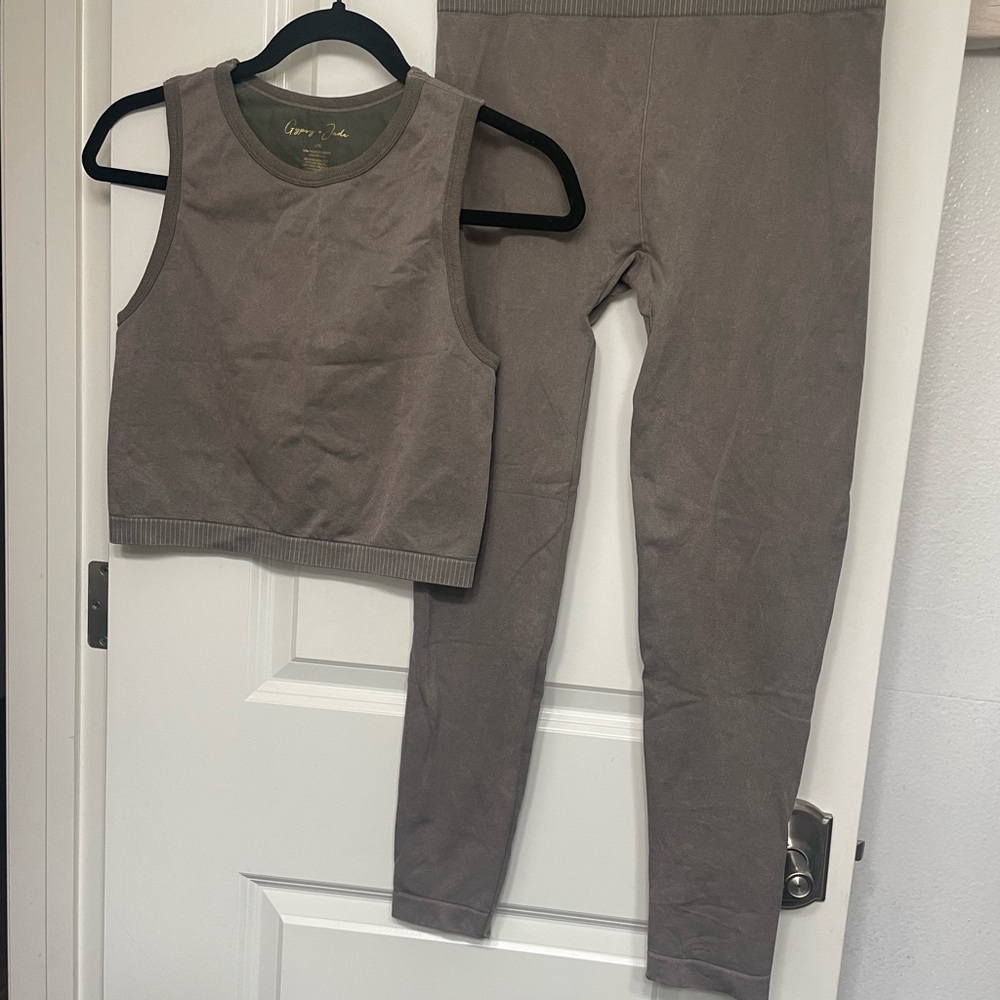 Athleisure Form-Fitting Tank & Leggings set
